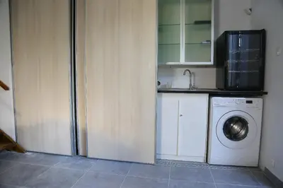 a kitchen with a washing machine and a sink at Jolie villa loc-saisonnière - la petite cocagne in Alleins