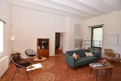 a living room with a green couch and chairs at L'Atelier Appartement au cœur du vignoble in Rognes