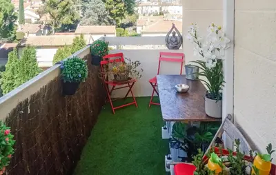 a small balcony with green grass and plants at Nice Apartment In Carpentras With Wifi in Carpentras