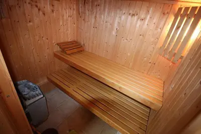 a wooden bench in a wooden sauna at Gîte Les Hauts Sauviers avec piscine et sauna in Bédoin