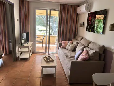 a living room with a couch and a tv at Résidence Hôtel du Golf de Pont Royal - maeva Home - Appartement 2 pièces 4 personnes climatisé - Sélection MAE-2504 in Mallemort