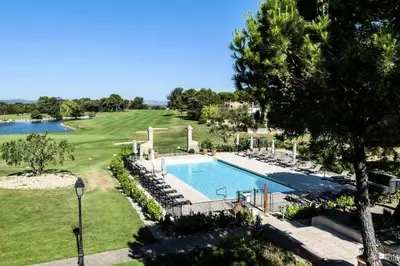 a view of a swimming pool in a golf course at Résidence Hôtel du Golf de Pont Royal - maeva Home - Appartement 2 pièces 4 personnes climatisé - Sélection MAE-2504 in Mallemort
