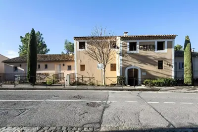 an empty street in front of a house at Résidence Hôtel du Golf de Pont Royal - maeva Home - Appartement 2 pièces 4 personnes climatisé - Sélection MAE-2504 in Mallemort