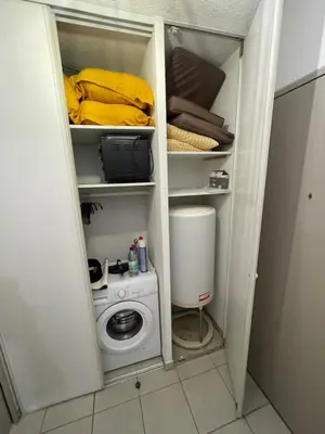 a small closet with a washing machine and a washer at Appartement Studio en résidence Avignon zone Agroparc in Avignon