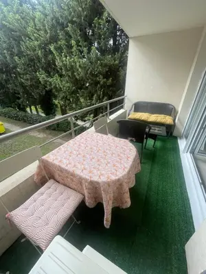a balcony with a table and a chair on a balcony at Appartement Studio en résidence Avignon zone Agroparc in Avignon