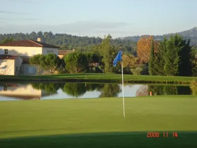 a reflection of a building in a body of water at Appartement domaine du golf Pont Royal Provence avec PARC AQUATIQUE in Mallemort