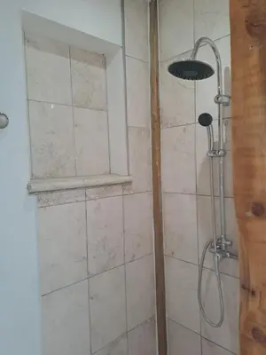 a bathroom with a shower with a shower head at Chambre basilic 2p, 2 nuits max, dans petit chalet 6km du festival de piano de la roque d'anthéron in Rognes
