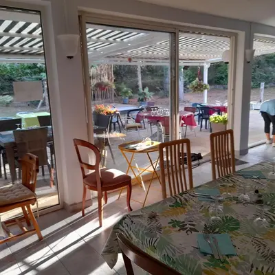 a room with a table and chairs and a patio at Chambre basilic 2p, 2 nuits max, dans petit chalet 6km du festival de piano de la roque d'anthéron in Rognes