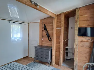 a room with a dresser and a television in a room at Chambre basilic 2p, 2 nuits max, dans petit chalet 6km du festival de piano de la roque d'anthéron in Rognes