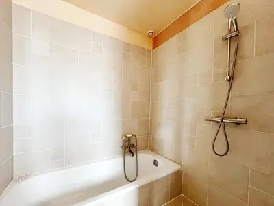 a bathroom with a shower and a bath tub at Le Domaine de Piedmoure, Gîtes et chambres, piscine, terrasses privatives in Sault-de-Vaucluse