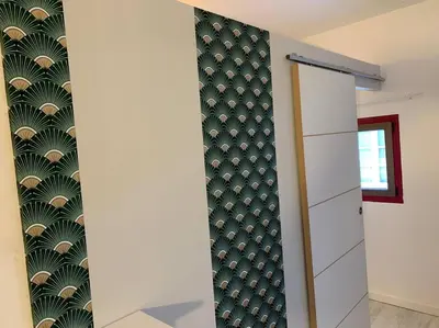 a room with a wall with a green and white wallpaper at Joli appartement au cœur de la ville in LʼIsle-sur-la-Sorgue