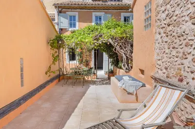 a pair of chairs sitting on a patio in front of a building at Chez Fanny in Bédoin