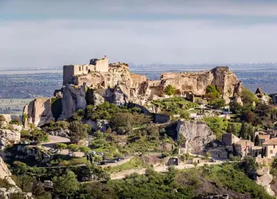 a castle on top of a rocky mountain at Magnifique T3 rénové, 15min à pied CV, pkg privé in Aix-en-Provence