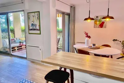 a kitchen and dining room with a table and chairs at Magnifique T3 rénové, 15min à pied CV, pkg privé in Aix-en-Provence