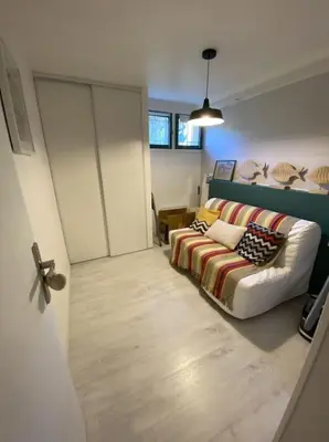a living room with a couch and a bed at Magnifique T3 rénové, 15min à pied CV, pkg privé in Aix-en-Provence