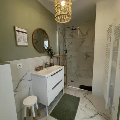 a bathroom with a white sink and a shower at Maison Le Clos Du Moulin 3 - Climatisée, jardin & parking gratuit - 3 chambres doubles - 10 min Avignon in Entraigues-sur-la-Sorgue