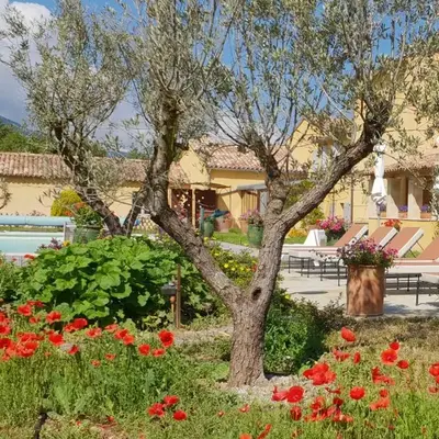 La Grande Bouisse gites avec piscine dans le Luberon