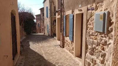 an alley in an old town with buildings at Le logis du Ventoux in Bédoin