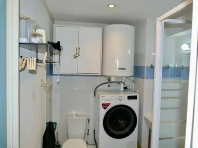 a bathroom with a toilet and a washing machine at Joli Studio le clos d'Aix avec grande terrasse piscine et parking gratuit in Aix-en-Provence