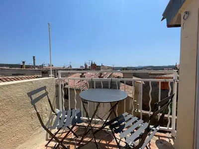 a table and chairs sitting on a balcony at 2 pièces climatisé en duplex avec terrasse in Aix-en-Provence