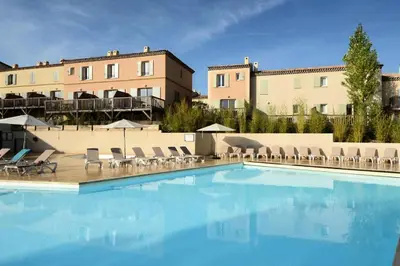 a swimming pool with chairs and a building at Les Coteaux de Pont Royal en Provence - maeva Home - Appartement 3 pièces 6 personnes - Prestige MAE-2554 in Mallemort