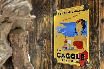 a sign on a wall that says lac cascade beenna at Vent de Bohème in Cabannes