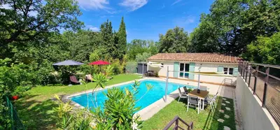 a backyard with a swimming pool and a house at Bienvenue à L'ÉCRIN avec piscine privée in LʼIsle-sur-la-Sorgue