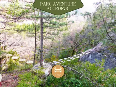 a sign for a hanging bridge in a forest at Sault Tropical - Idéal couple - Balnéo Led - Vue parc & montagne - Wifi - Stationnement gratuit - 5min à pied des bars, restaurants & commerces in Sault-de-Vaucluse