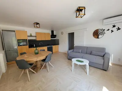 a living room with a couch and a table at Gîte élégant au calme in Mazan