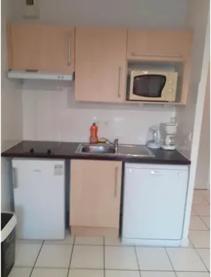 a small kitchen with a sink and a microwave at Belle Maisonette dans Residence 3* avec piscine partagée in Saint-Saturnin-lès-Avignon