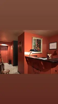 a red room with a desk in a room at L’OBSERVATOIRE in Saint-Michel-lʼObservatoire