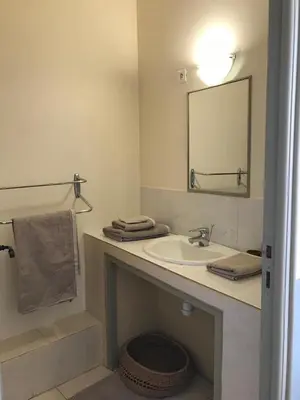 a bathroom with a sink and a mirror at L’OBSERVATOIRE in Saint-Michel-lʼObservatoire