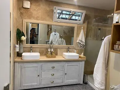 a bathroom with two sinks and a shower at Villa des palmiers in Saint-Saturnin-lès-Avignon