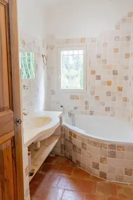 a bathroom with a tub and a sink at Maison à 2 pas du Village D'ansouis à 30 Minutes D'aix-en-provence in Ansouis