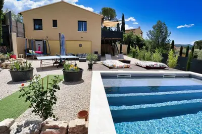 a backyard with a swimming pool and a house at Villa lavandin in Apt