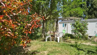 a table and chairs in the yard of a house at TOSCANE in Saint-Rémy-de-Provence