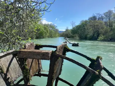 a bridge over a river with green water at Casa Mia, chambre privée en Provence in LʼIsle-sur-la-Sorgue