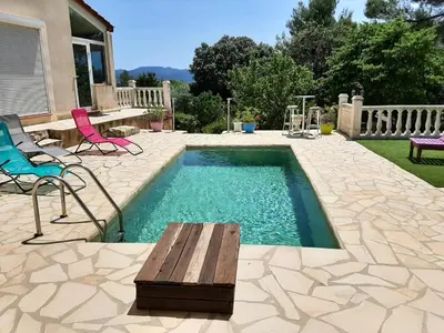 a small swimming pool with a bench in a yard at Villa charmante à Mérindol avec piscine privée in Mérindol