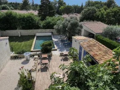 an aerial view of a backyard with a swimming pool at Coeur de Provences in Saint-Didier