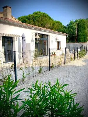 a fence in front of a white house at Viva la vida in Entraigues-sur-la-Sorgue