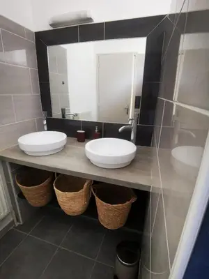 a bathroom with two sinks and a large mirror at Le Fiacre entre chênes et oliviers dans le Luberon in Cabrières-dʼAvignon
