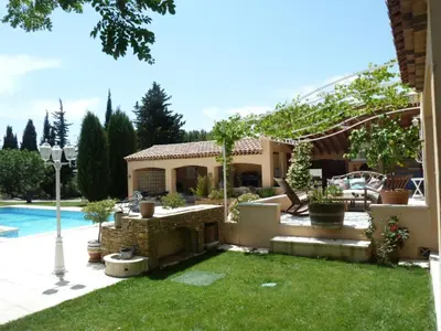 a house with a yard with a swimming pool at Magnifique villa au calme avec piscine, sauna et jacuzzi in Pélissanne