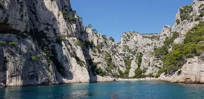 a boat in the water next to a rocky cliff at vacances en provence olivier in Mormoiron