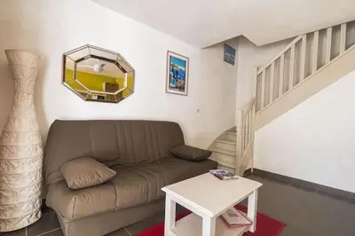 a living room with a couch and a mirror at Maison en Provence - Les Bastidons du Ventoux in Aubignan