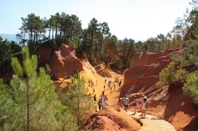 a group of people walking on a dirt trail at La Bastide de la Peyrolière avec piscine et tennis face au Luberon in Apt