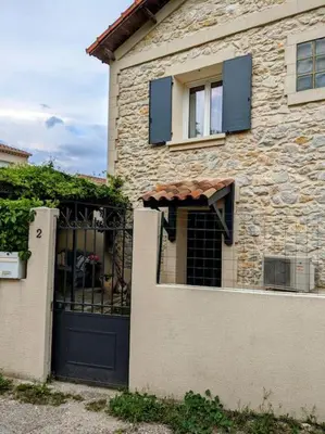 a stone house with a door and a window at Appartement spacieux et charmant in Caumont-sur-Durance