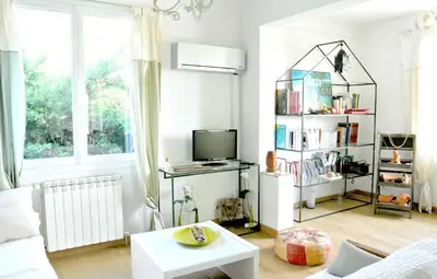 a living room with a couch and a tv at Lumière de Provence in Mollégès