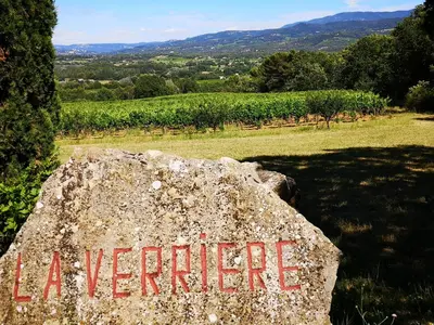 a rock with the word excellence written on it at Les Vendangeurs, gîte au milieu des vignes face au Luberon in Goult