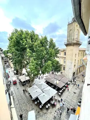 an overhead view of a street with tables and a tree at Ravissant appartement au cœur d’Aix in Aix-en-Provence
