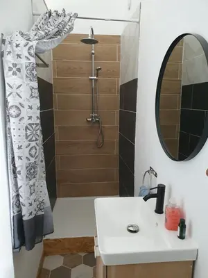 a bathroom with a shower and a sink at Pura vida in Mazan